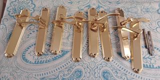Manillas doradas para puertas