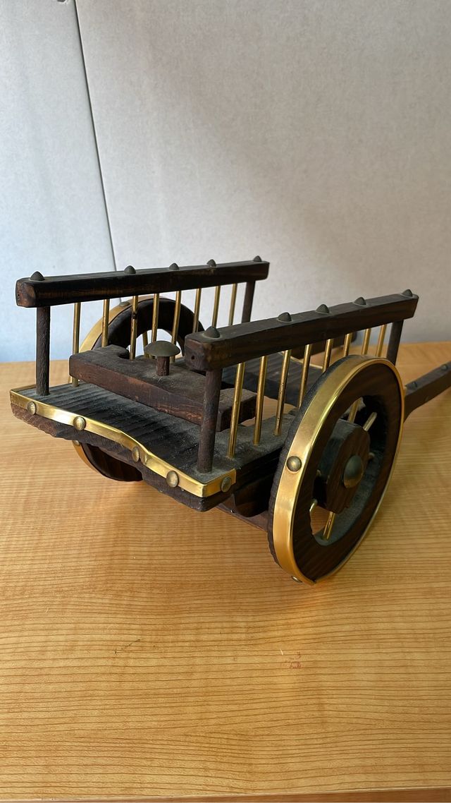 Carreta decorativa de madera y latón