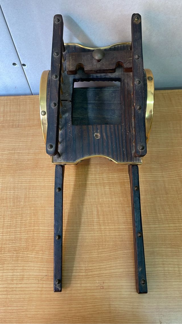 Carreta decorativa de madera y latón