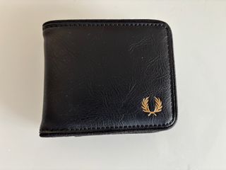 Cartera Fred Perry Negra con Logo Dorado