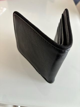 Cartera Fred Perry Negra con Logo Dorado