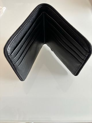 Cartera Fred Perry Negra con Logo Dorado