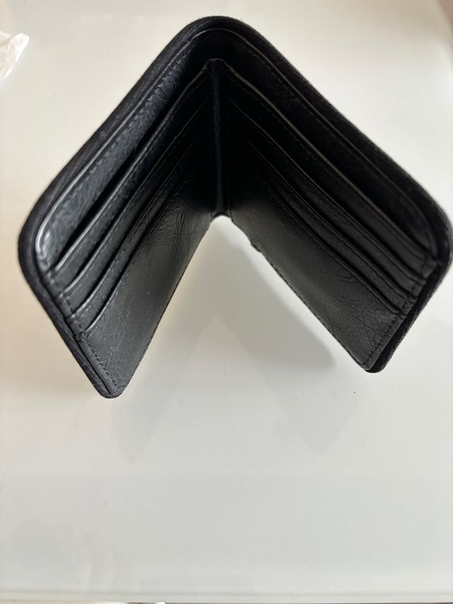 Cartera Fred Perry Negra con Logo Dorado