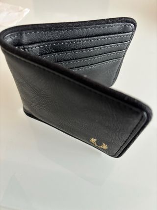 Cartera Fred Perry Negra con Logo Dorado