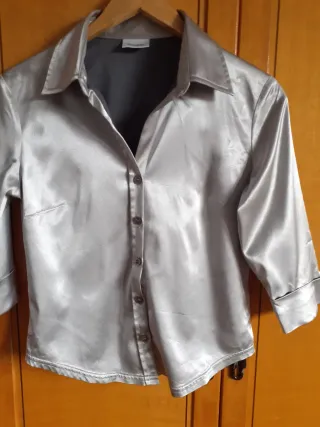 Camisa plateada elegante