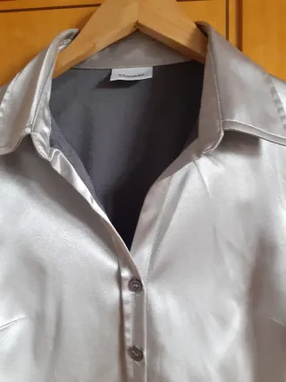 Camisa plateada elegante