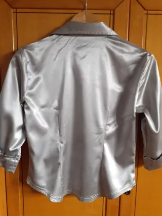 Camisa plateada elegante