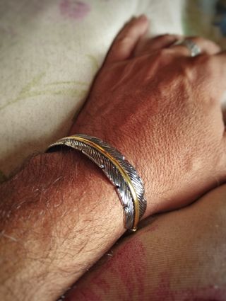 Pulsera brazalete de pluma con línea dorada