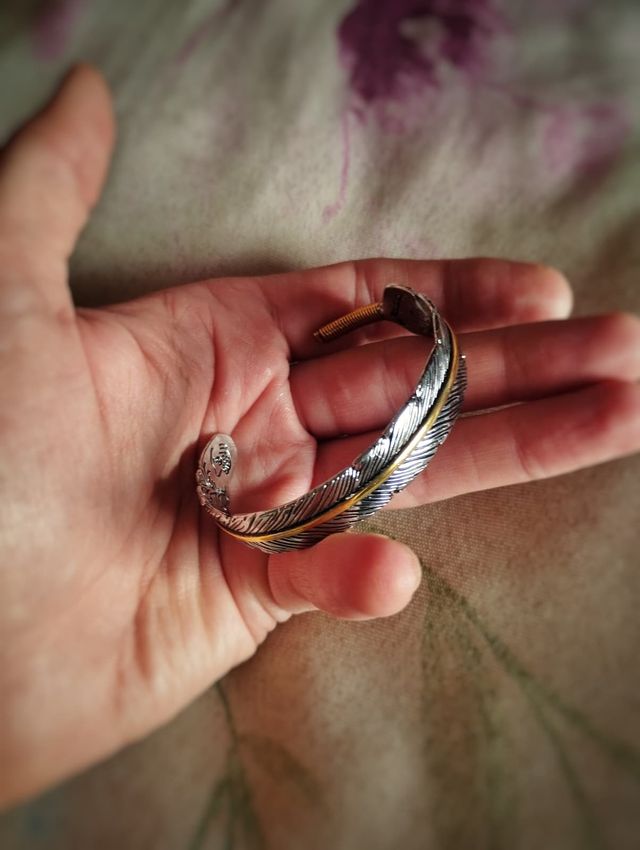 Pulsera brazalete de pluma con línea dorada