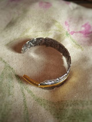 Pulsera brazalete de pluma con línea dorada