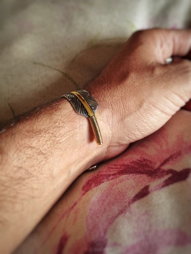 Pulsera brazalete de pluma con línea dorada