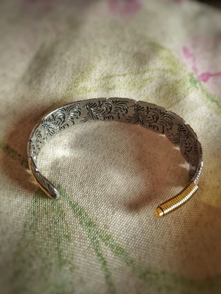 Pulsera brazalete de pluma con línea dorada