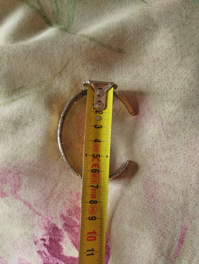 Pulsera brazalete de pluma con línea dorada