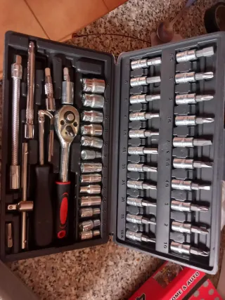 Estuches de herramientas con vasos etc y maletin