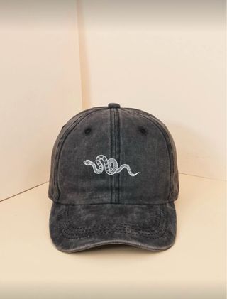 Gorra gris con bordado de serpiente