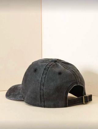 Gorra gris con bordado de serpiente