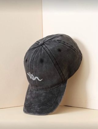 Gorra gris con bordado de serpiente
