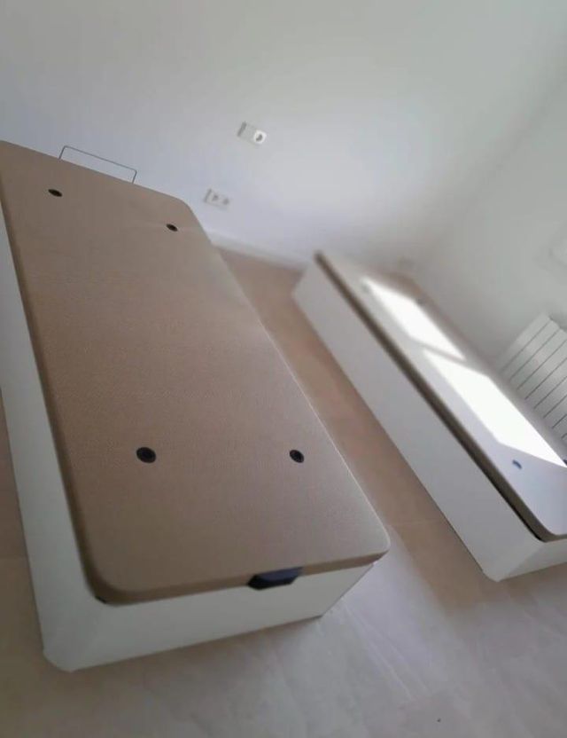 Canapés di tela e legno