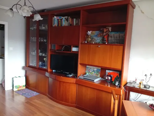 Mueble de salón madera y cristal. Urge sacar