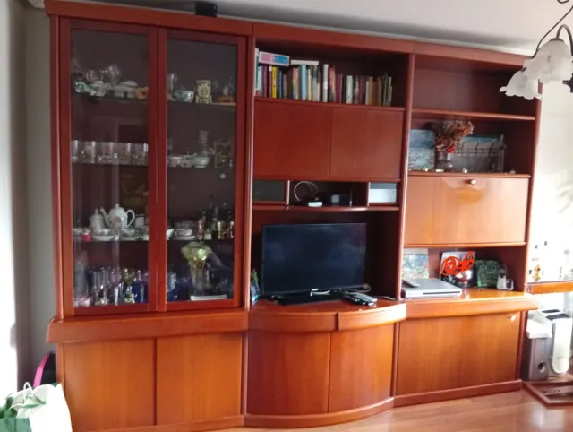 Mueble de salón madera y cristal. Urge sacar