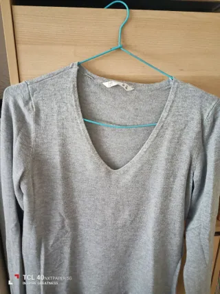 Jersey gris cuello pico