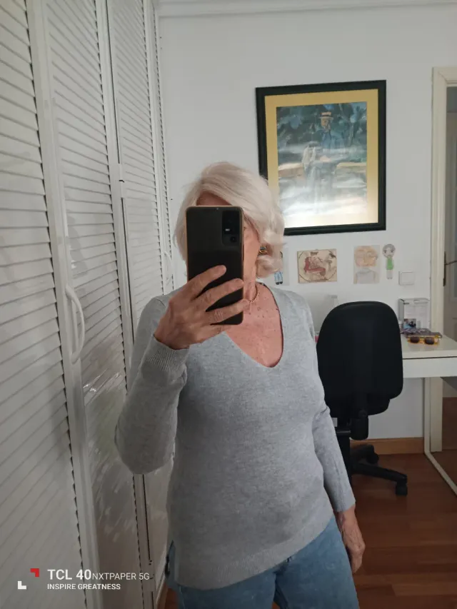 Jersey gris cuello pico