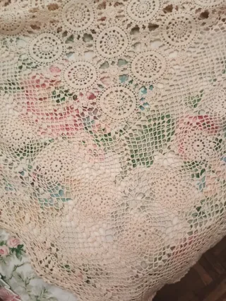 Colcha ganchillo beige y rosa
