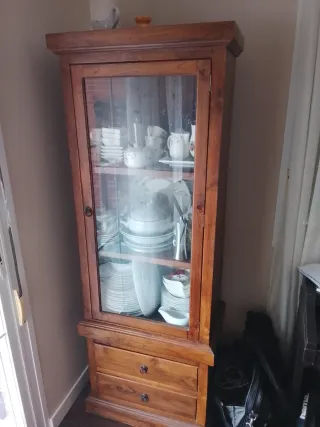 Vitrina de madera maciza con cristal