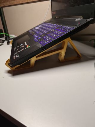 Supporto PC artigianale dorato