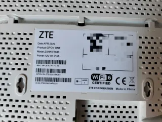 Router ZTE con cables