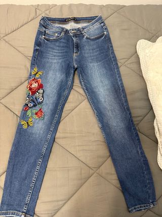 Vaqueros pitillo con bordado floral