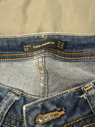 Vaqueros pitillo con bordado floral