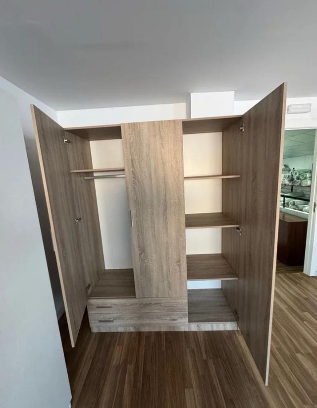 Armadio in legno color beige e marrone