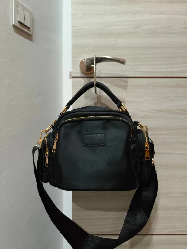 Bolso negro con asa y correa