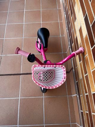 Bicicleta de equilibrio rosa para niña