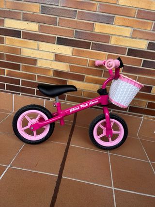 Bicicleta de equilibrio rosa para niña