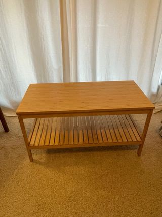 Banco de bambú con estante