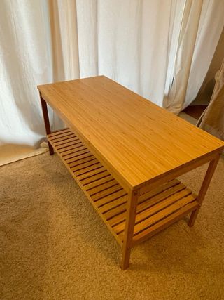 Banco de bambú con estante