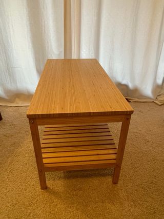 Banco de bambú con estante