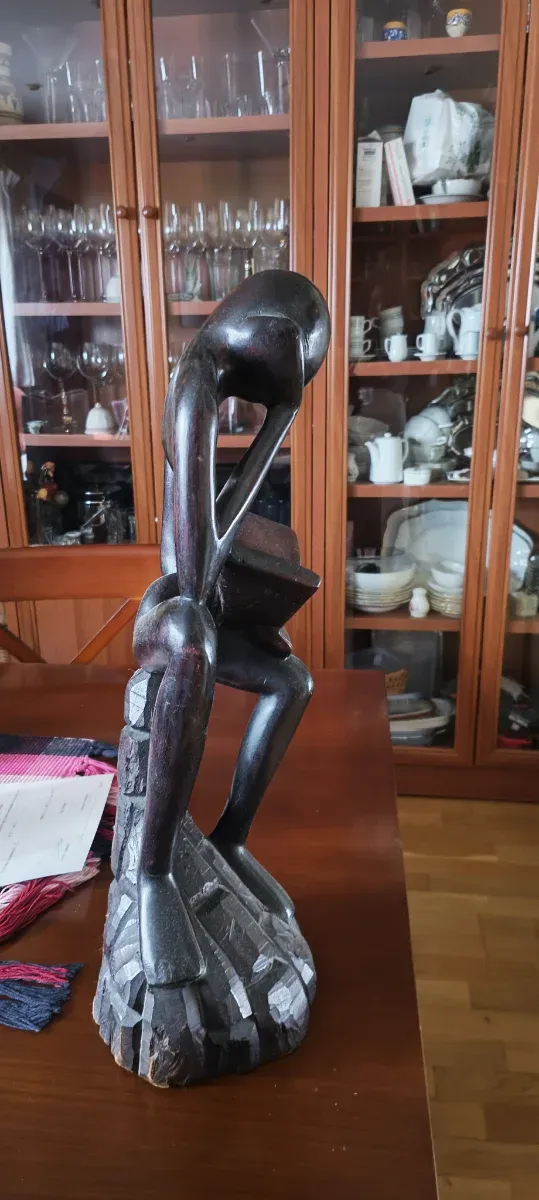 Escultura de madera abstracta pensador