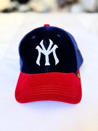 Gorra New York gamuza azul y roja