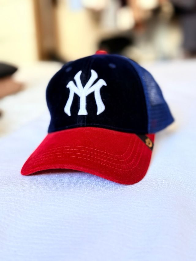Gorra New York gamuza azul y roja