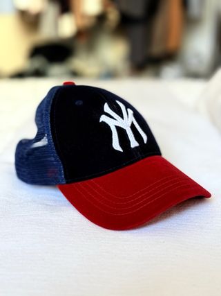 Gorra New York gamuza azul y roja