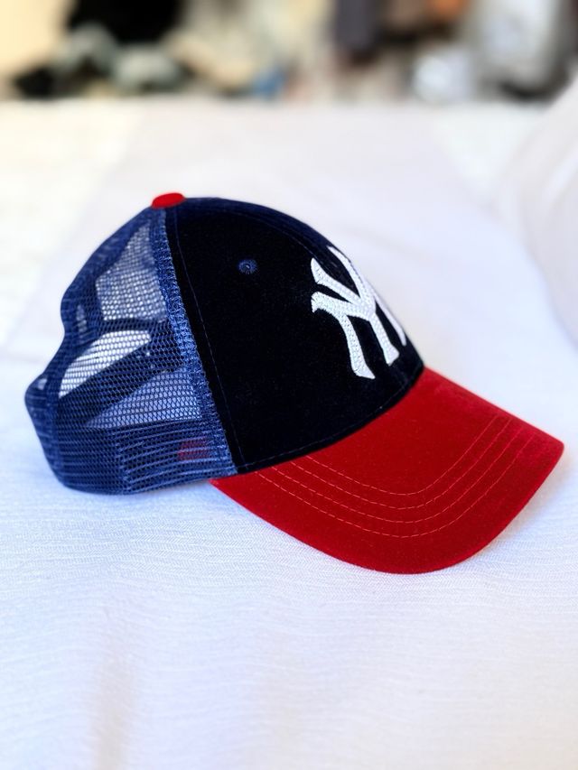 Gorra New York gamuza azul y roja