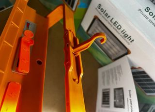 Foco LED Solar Portátil y Power Bank USB