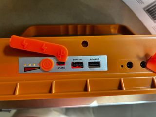 Foco LED Solar Portátil y Power Bank USB