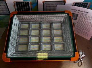 Foco LED Solar Portátil y Power Bank USB