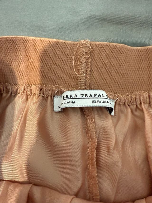 Falda midi plisada rosa y beige