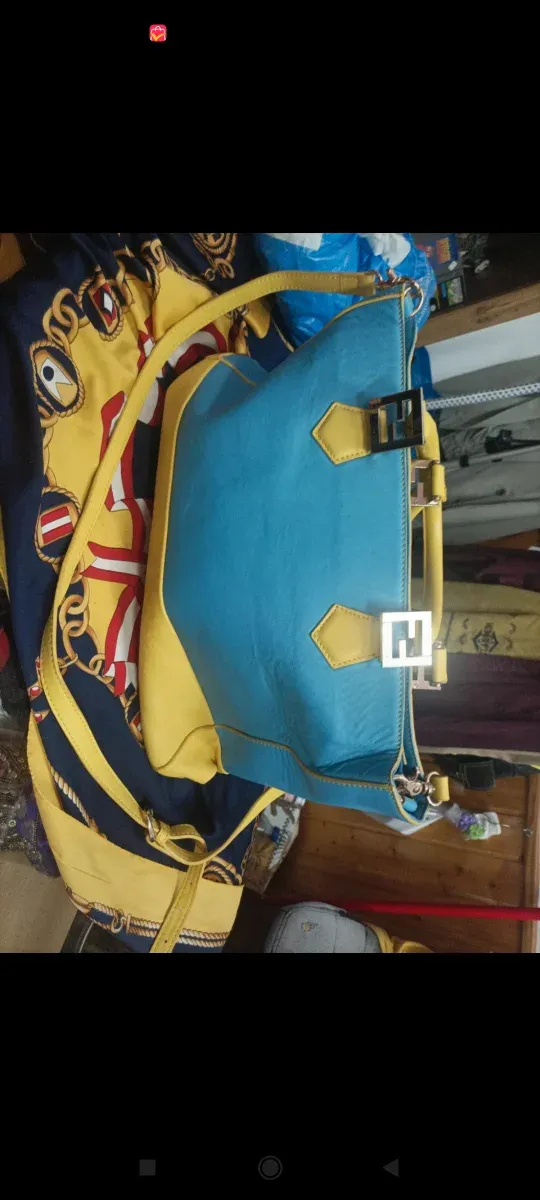 Bolso azul y amarillo
