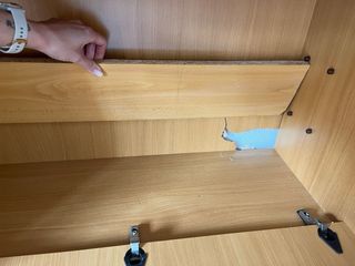 Mueble de madera con cajones y puerta